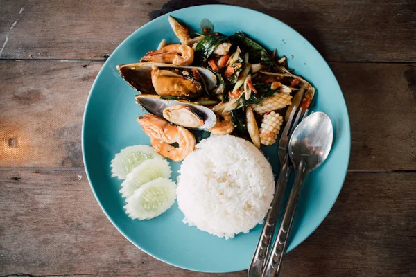 Reis mit gebratenen Muscheln, Meeresfrüchten und Basilikum. — Stockfoto