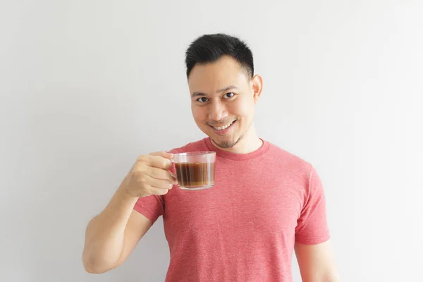 Felice uomo sano in rosso t-shirt beve caffè o erbe asiatiche bere . — Foto Stock