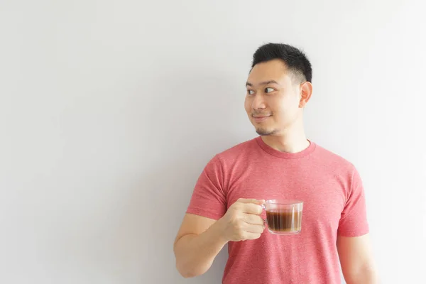 Felice uomo sano in rosso t-shirt beve caffè o erbe asiatiche bere . — Foto Stock