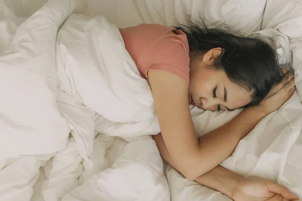 Femme fatiguée se reposer et dormir dans sa chambre chaude . — Photo