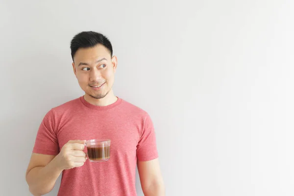 Happy healthy man in red t-shirt drinks coffee or Asian herbs drink. — Stock Photo, Image