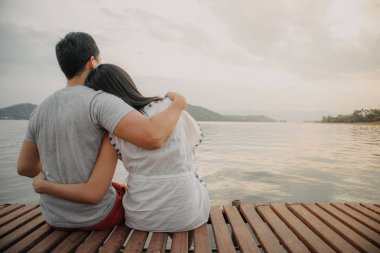 Sevgili çift bir arada tutun ve romantik güzel göl manzara hayran.