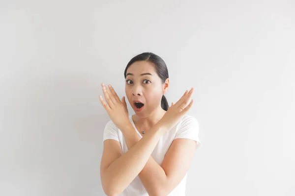 Soyeux et grincheux expression du visage de la femme en t-shirt blanc. Concept de pénible offensé et boueux . — Photo