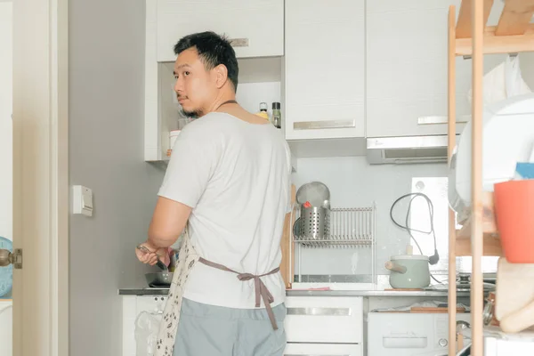 Orang Asia yang mengerjakan dapurnya. Konsep rumah suami bersih dan memasak di dapur . — Stok Foto