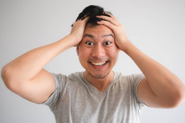 Gri t-shirt büyük bir masum gülümseme ile adamın çok mutlu komik yüzü