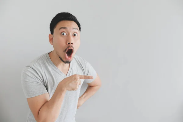 Wow and surprised face of man in grey t-shirt with hand point on empty space. — Stock Photo, Image