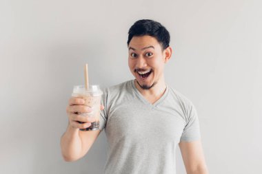Mutlu adam Bubble Süt Lütyi veya İnci SütLü Çay içiyor. Asya ve Tayvan'da Popüler Süt Çayı.