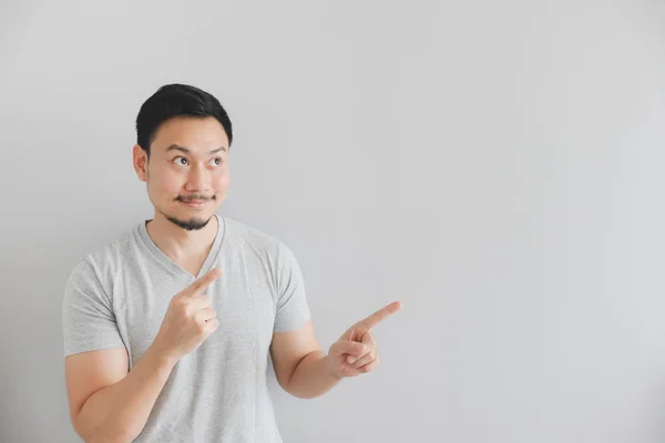 Happy face of man in grey t-shirt with hand point on empty space. — Stock Photo, Image