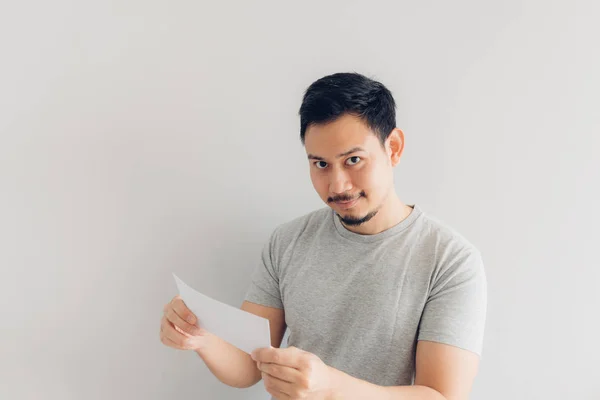 Mann freut sich über weiße Post oder Rechnung. — Stockfoto