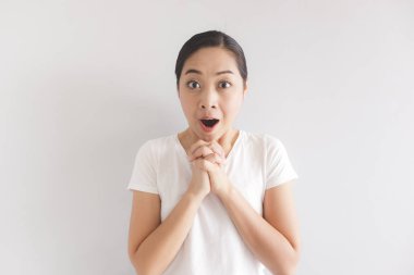 Beyaz tişörtlü kadının sulk ve huysuz yüz ifadesi. Rahatsız peevish ve somurtkan kavramı.