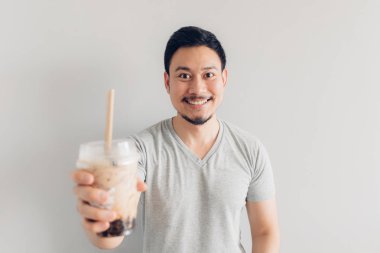 Mutlu adam Bubble Süt Lütyi veya İnci SütLü Çay içiyor. Asya ve Tayvan'da Popüler Süt Çayı.