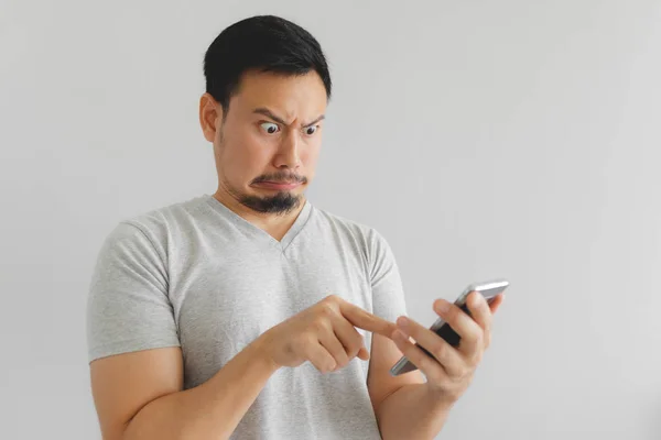 Homem sente ódio e enojado com o que mostram no smartphone . — Fotografia de Stock