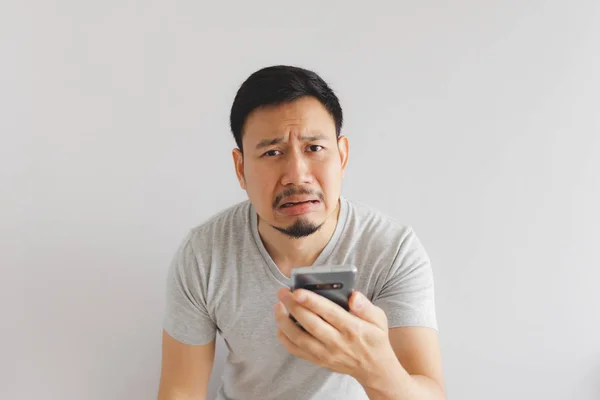 Homem chora e triste com que show no smartphone . — Fotografia de Stock
