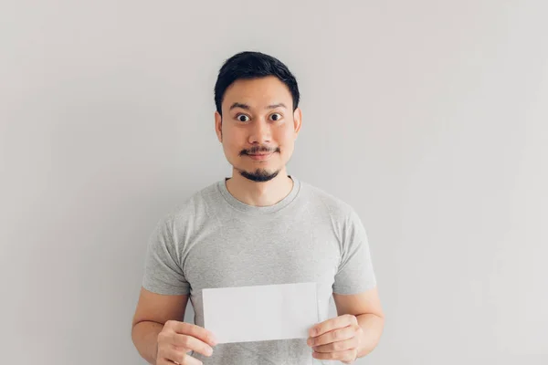 Mann freut sich über weiße Post oder Rechnung. — Stockfoto