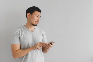 Adam ağlamak ve üzgün ne akıllı telefonda göstermek ile.