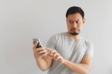 Adam nefret hissediyor ve akıllı telefonda ne göstermek ile tiksinti.