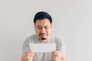 Adam nefret ve beyaz posta mesajı veya fatura ile üzgün.