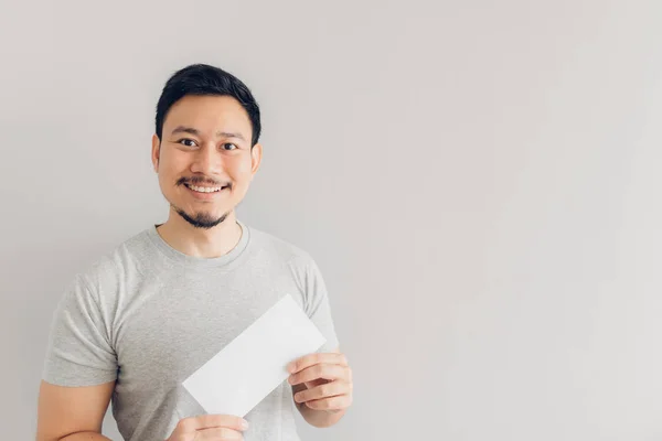 Mann freut sich über weiße Post oder Rechnung. — Stockfoto