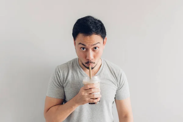 L'uomo felice sta bevendo il tè del latte della bolla o tè del latte della perla. Tè al latte popolare in Asia e Taiwan . — Foto Stock