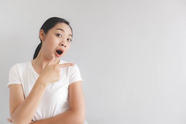 Beyaz tişörtlü kadının sulk ve huysuz yüz ifadesi. Rahatsız peevish ve somurtkan kavramı.