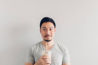 Mutlu adam Bubble Süt Lütyi veya İnci SütLü Çay içiyor. Asya ve Tayvan'da Popüler Süt Çayı.