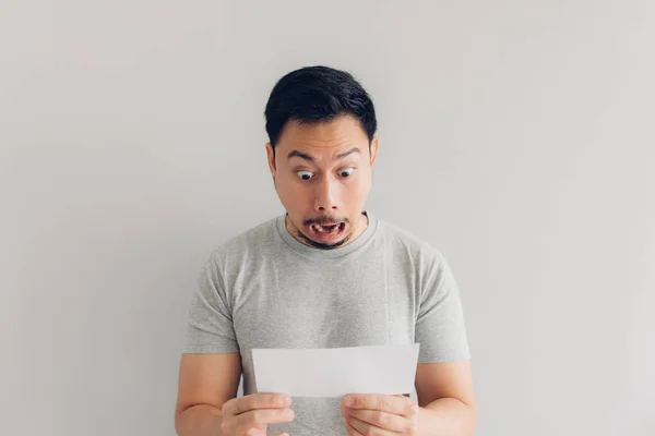 Homem fica chocado e surpreso com a mensagem de correio branco ou a conta . — Fotografia de Stock