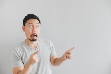 Boş alanda el noktası ile gri t-shirt adamın şok yüzü.