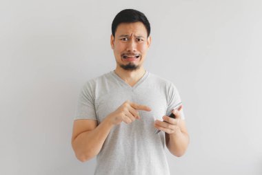 Adam ağlamak ve üzgün ne akıllı telefonda göstermek ile.