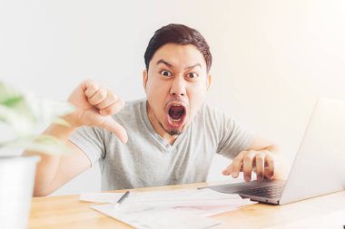 Şok ve şaşırttı adam faturalandırma ve borçlar ile ilgili sorunlar var.