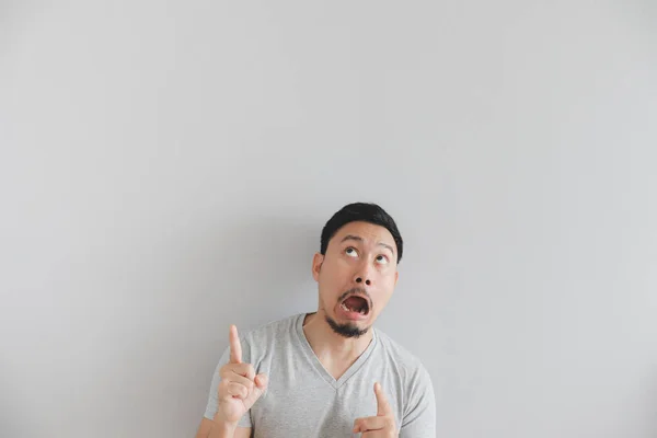 Shocked face of man in grey t-shirt with hand point on empty space. — Stock Photo, Image