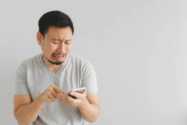 Homem chora e triste com que show no smartphone . — Fotografia de Stock