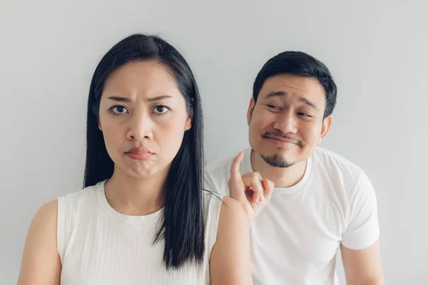 Schmollen und versöhnen sich Pärchenliebhaber in weißem T-Shirt und grauem Hintergrund. — Stockfoto