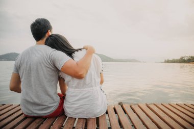 Sevgili çift bir arada tutun ve romantik güzel göl manzara hayran.