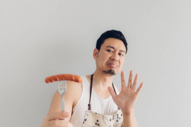 Erkek yüz nefret sosis yemek reddetti. Nefret ve diyet kavramı.