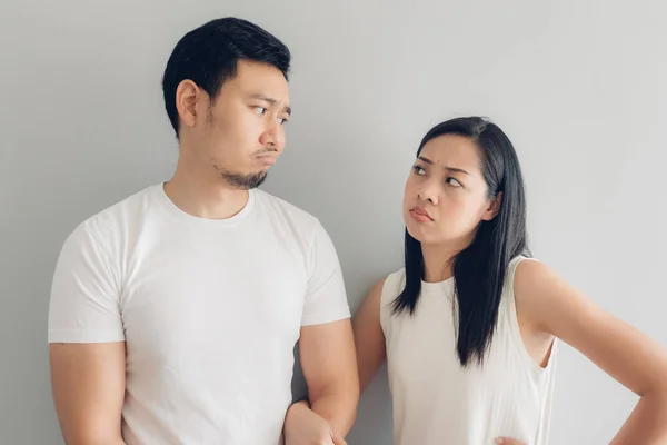 Ledsen par älskare i vit t-shirt och grå bakgrund. — Stockfoto