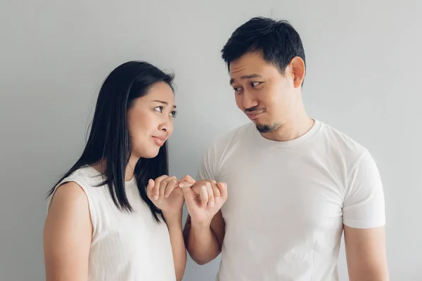 Schmollen und versöhnen sich Pärchenliebhaber in weißem T-Shirt und grauem Hintergrund. — Stockfoto