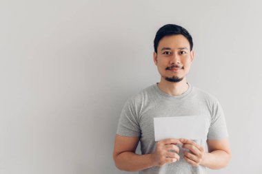 Adam beyaz posta mesajı veya fatura ile mutlu.