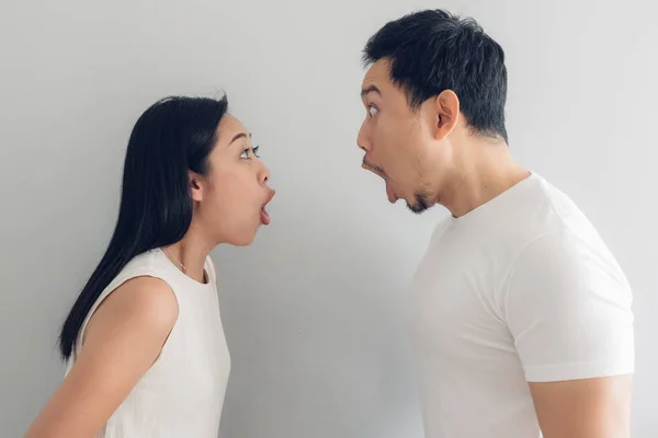 Überrascht und schockiert Paar Liebhaber in weißem T-Shirt und grauem Hintergrund. — Stockfoto