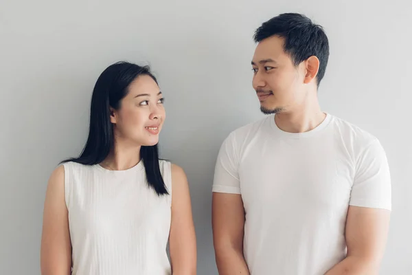 Lycklig par älskare i vit t-shirt och grå bakgrund. — Stockfoto