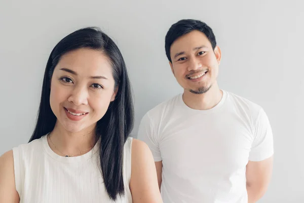 Lycklig par älskare i vit t-shirt och grå bakgrund. — Stockfoto