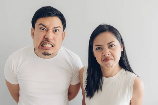 Amante casal irritado em t-shirt branca e fundo cinza . — Fotografia de Stock