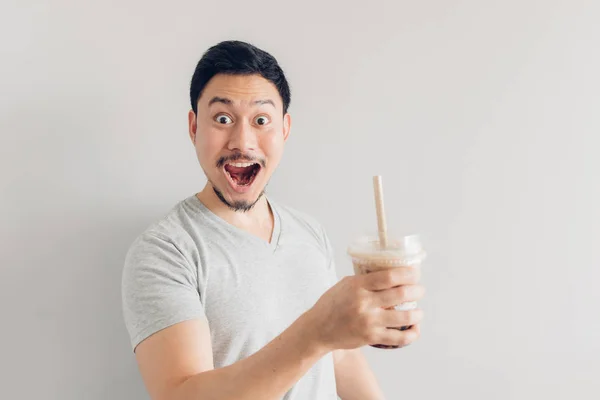 L'uomo felice sta bevendo il tè del latte della bolla o tè del latte della perla. Tè al latte popolare in Asia e Taiwan . — Foto Stock