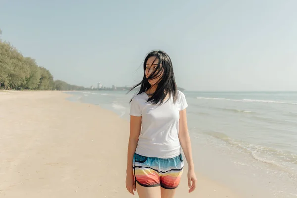 Mulher caminhar na praia com sol ensolarado de verão . — Fotografia de Stock