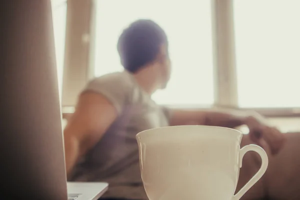 Chávena branca de café quente na mesa de um homem freelance . — Fotografia de Stock