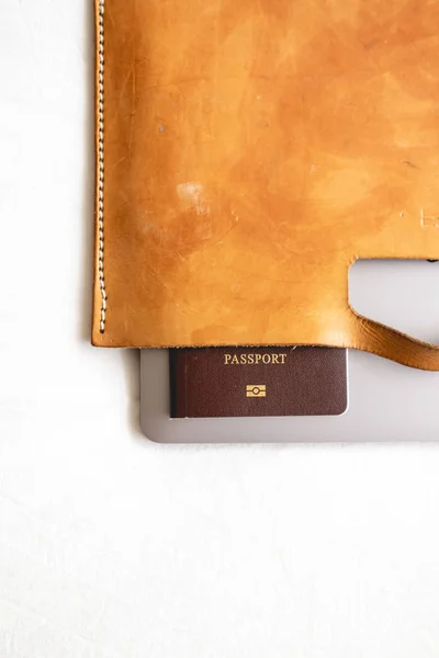 Maleta de cuero con pasaporte y portátil en concepto de viaje de negocios . — Foto de Stock