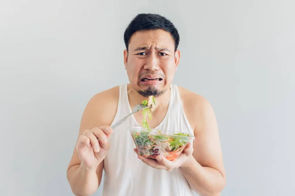 Adam sağlıklı salata yemekten nefret eder.. — Stok fotoğraf