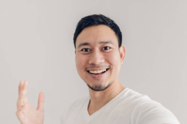 Mutlu adam kendini selfie alıyor ve boş kopya alanı arka plan mevcut.