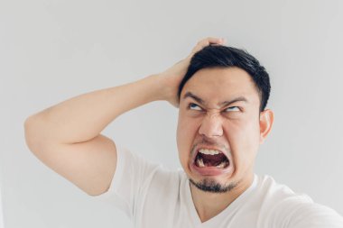 Kızgın adamın selfie'sinin yakın yüzü.