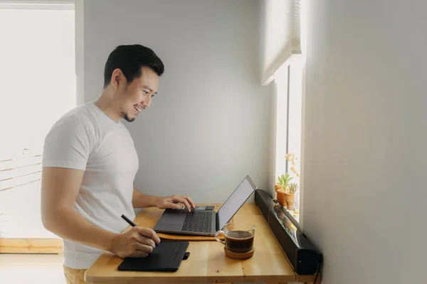 Happy freelancer man is working on his laptop. Concept of freelance creative works. — Stock Photo, Image