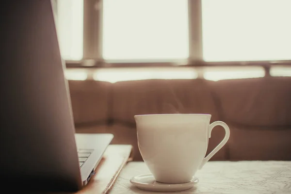 Weiße Tasse heißen Kaffee auf dem Tisch eines freien Mannes. — Stockfoto